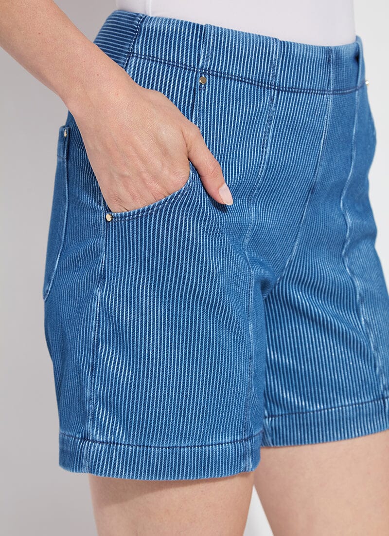 Amira Denim short/ Mid Wash Sheen