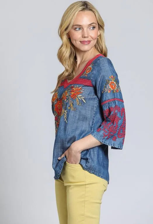 Floral embroidered top/ pink multi