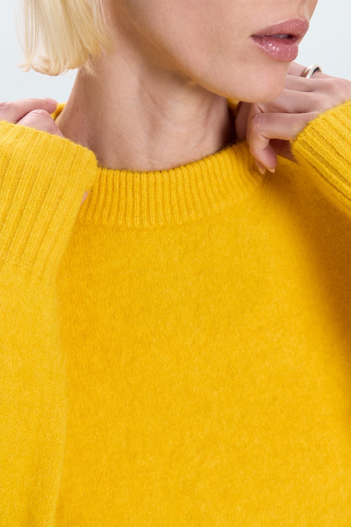 Sara crewneck sweater/ yellow gold