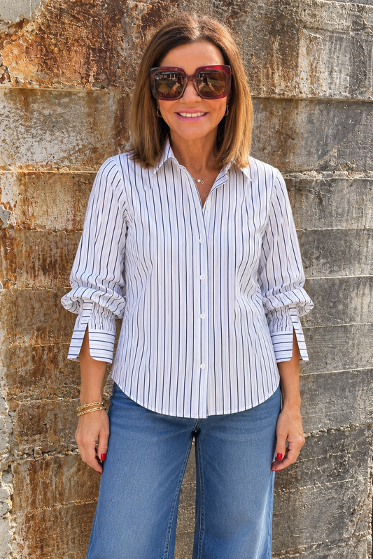Woven button front top with adjustable sleeves / white navy
